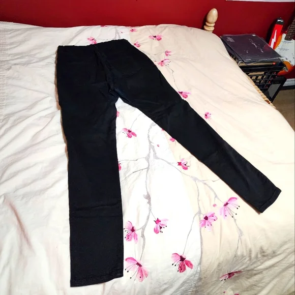 FASHION NOVA PLUS SIZE RIPPED JEANS - Picture 2 of 2